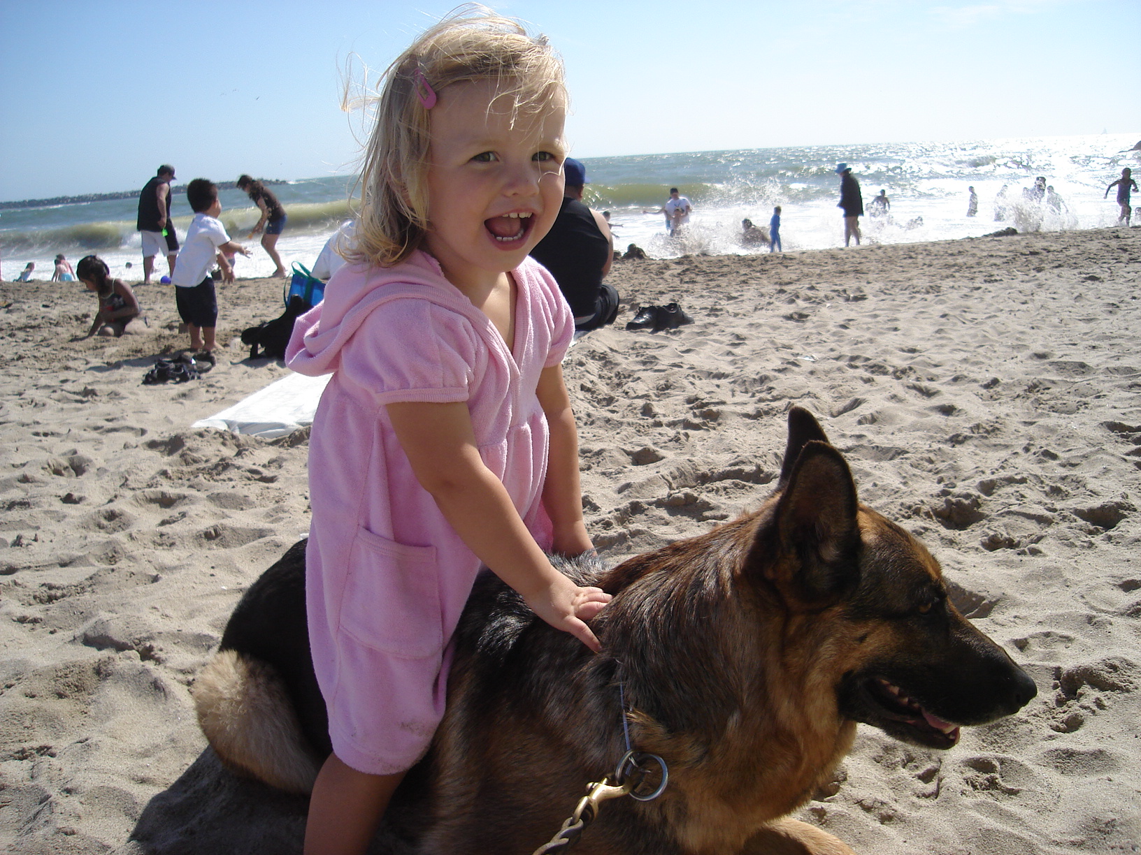 amelieandfannyatbeach004.jpg